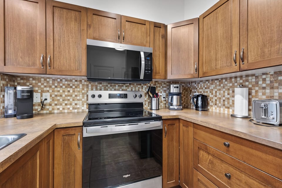 Deluxe Condo, 2 Bedrooms, Kitchen, Courtyard Area | Private kitchen | Coffee/tea maker, full-size fridge, microwave, oven