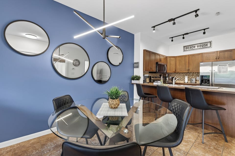 Deluxe Condo, 2 Bedrooms, Kitchen, Courtyard Area | In-room dining