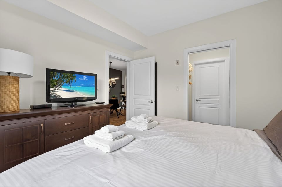 Deluxe Condo, 2 Bedrooms, Kitchen, Courtyard Area | WiFi (free), individually decorated, individually furnished, bed sheets