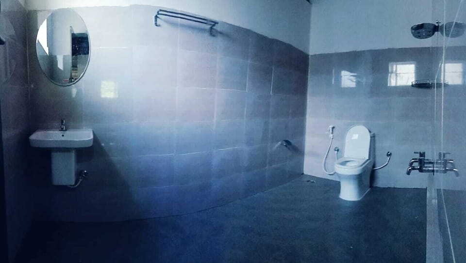 Double Room, 1 Queen Bed with Sofa bed, Pets Allowed, Garden View | Bathroom | Free toiletries, towels, soap, shampoo