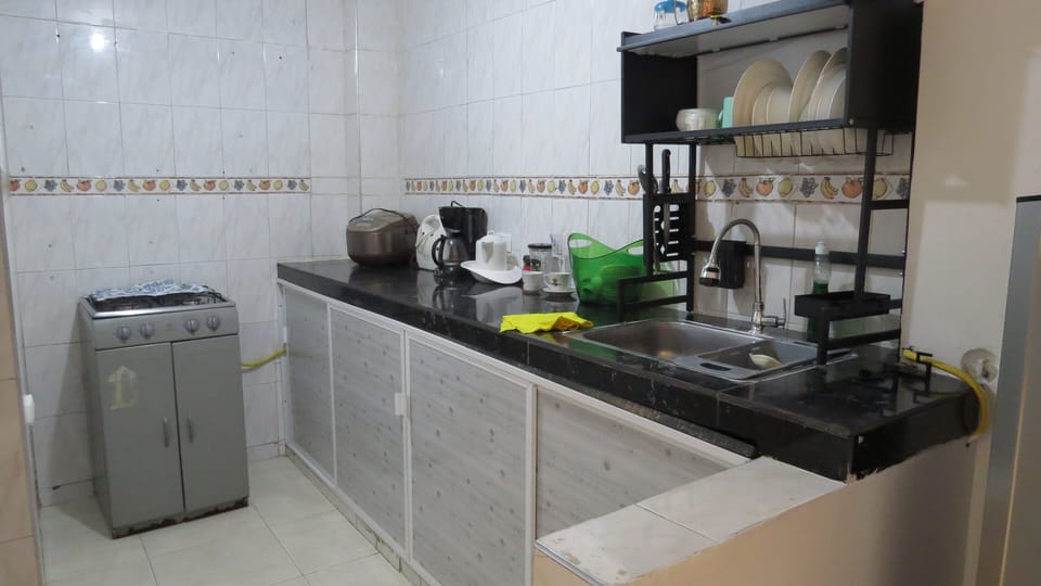 Coffee/tea maker, rice cooker, blender, cookware/dishes/utensils