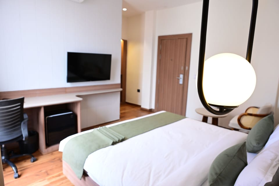 Executive King Room | Desk, laptop workspace, blackout drapes, iron/ironing board