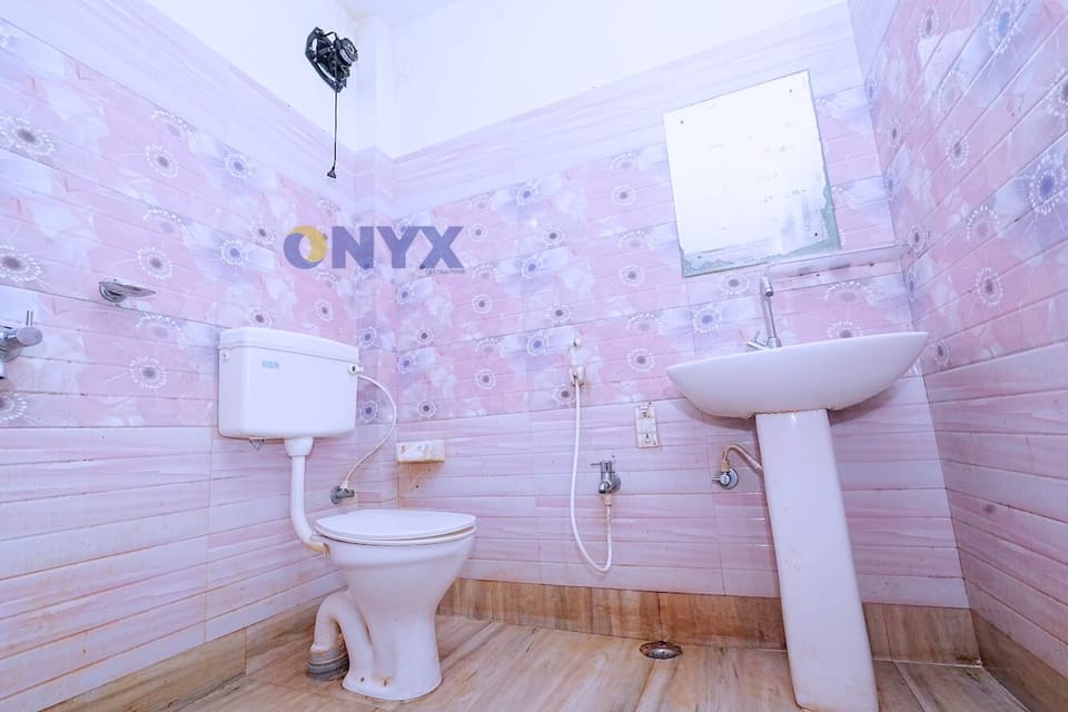 Deluxe Room | Bathroom | Shower, towels