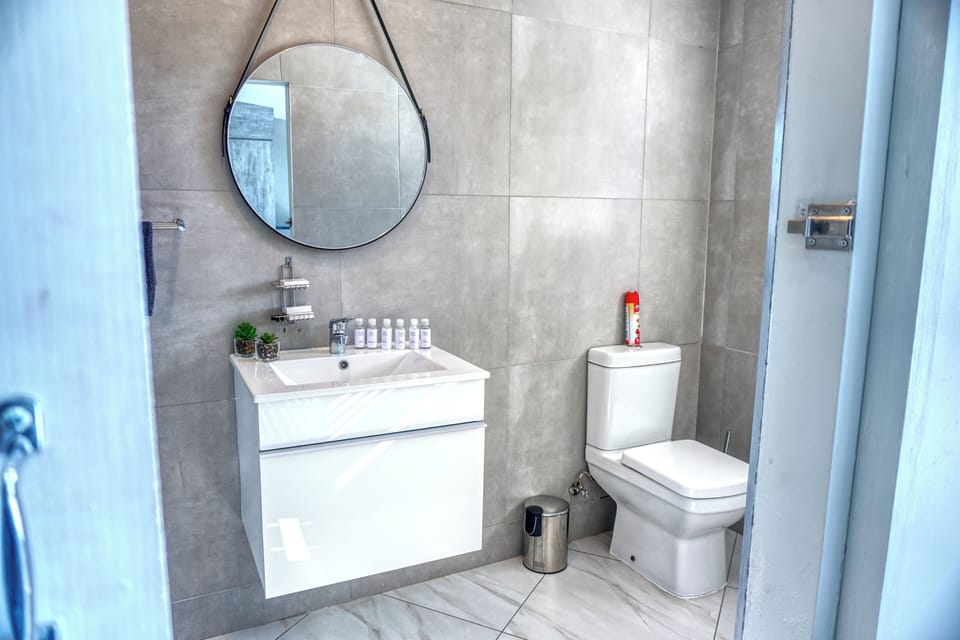 Executive Studio Suite, Pool View | Bathroom | Hair dryer, towels, soap, shampoo
