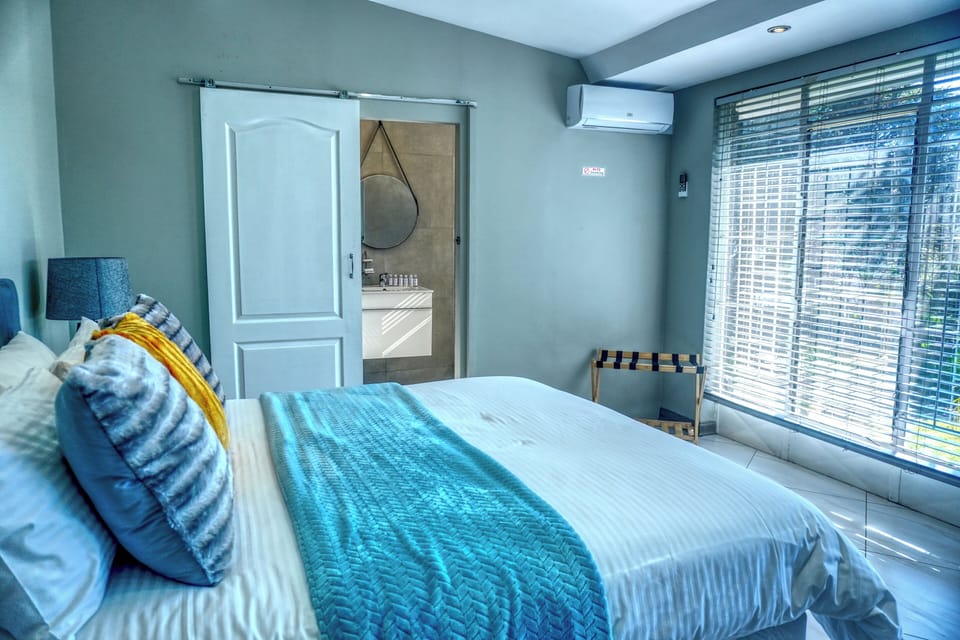 Executive Studio Suite, Pool View | Desk, laptop workspace, iron/ironing board, WiFi (free)