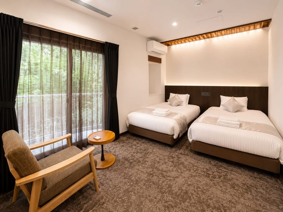 Family Room, Non Smoking | Desk, free WiFi