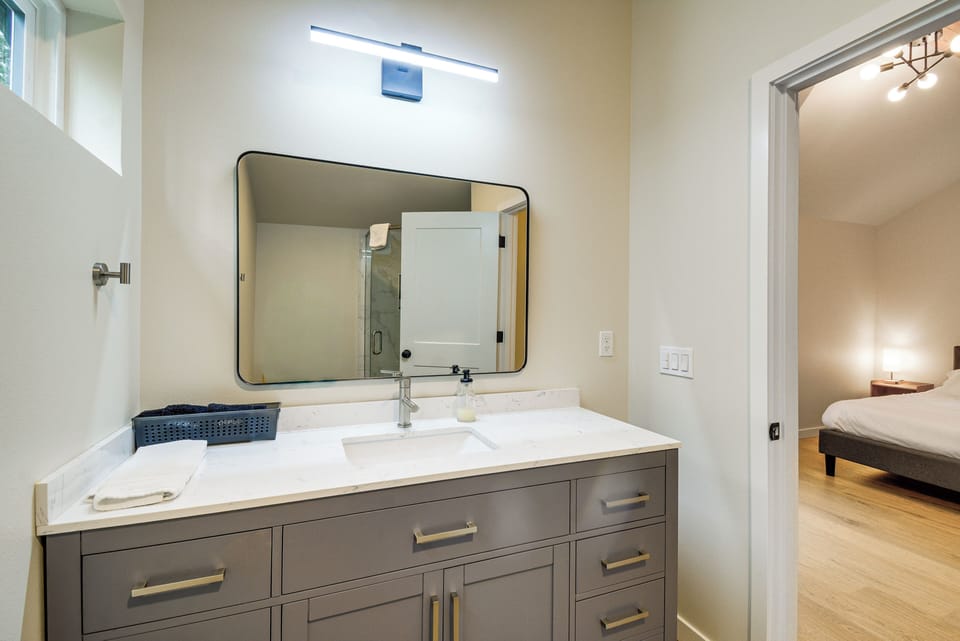 Full Bathroom | 2nd Floor