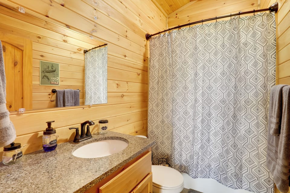 Main Cabin Interior | Full Bathroom | 2nd Floor