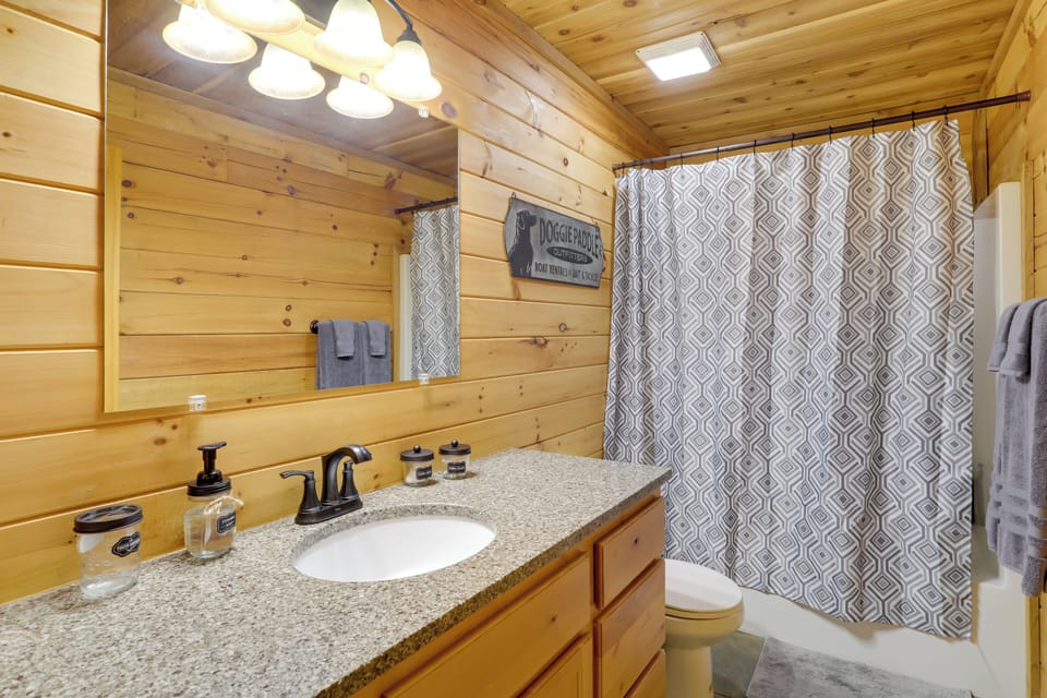 Main Cabin Interior | Full Bathroom | 1st Floor