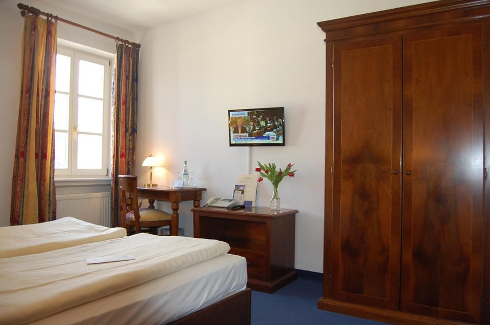 In-room safe, desk, soundproofing, free cribs/infant beds