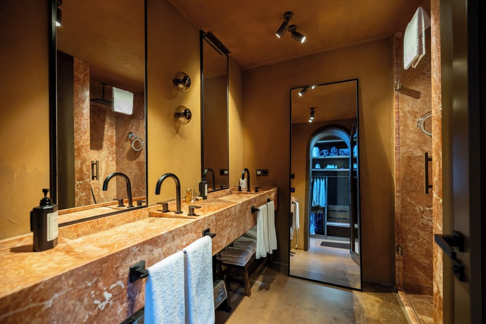 Presidential Suite | Bathroom | Shower, free toiletries, hair dryer, slippers