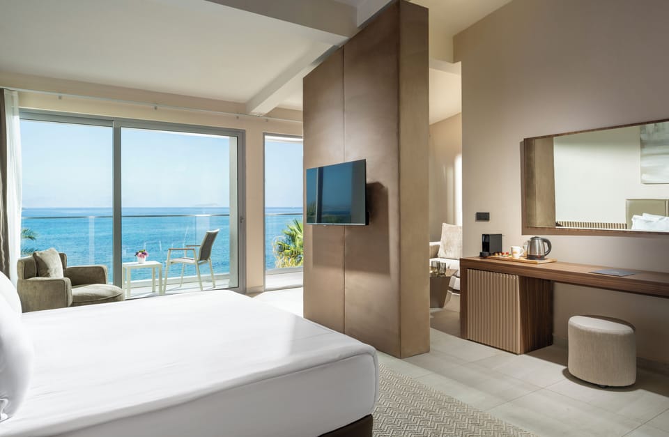 Junior Suite | Free minibar, in-room safe, soundproofing, free WiFi