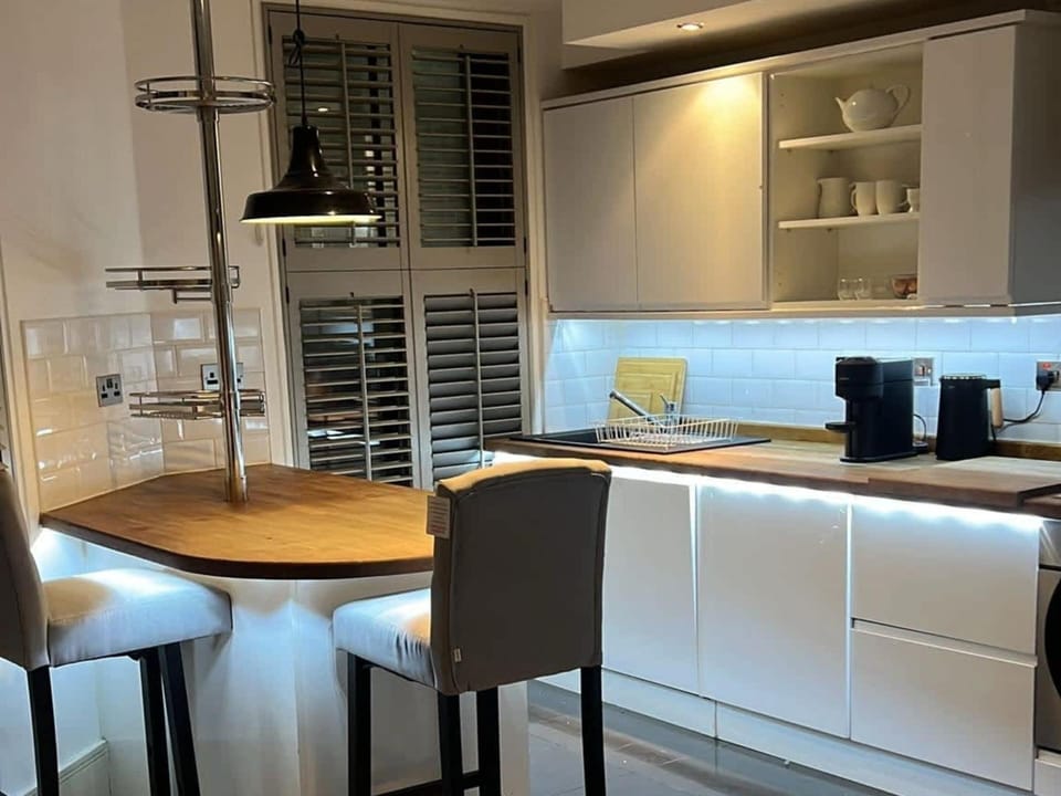 Apartment | Private kitchen | Cleaning supplies
