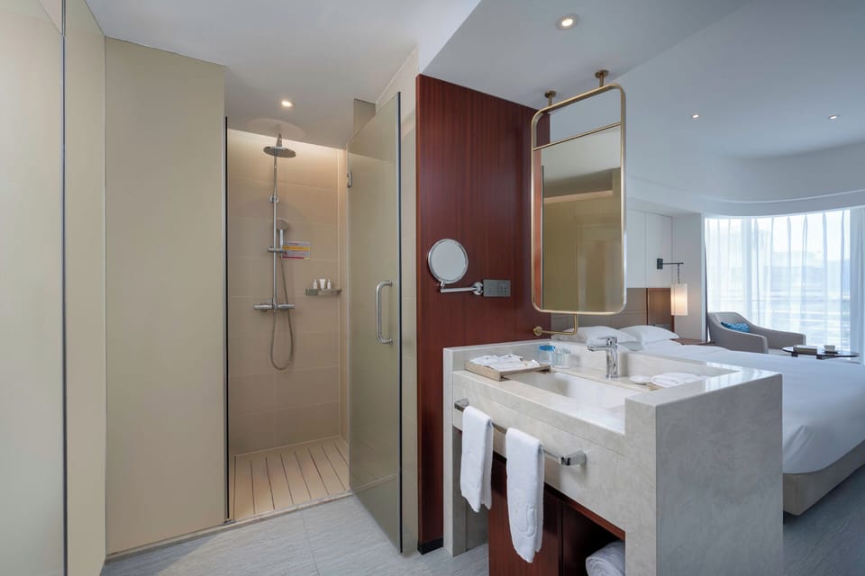 Deluxe Garden view King Room | Bathroom | Shower, rainfall showerhead, hair dryer, bathrobes