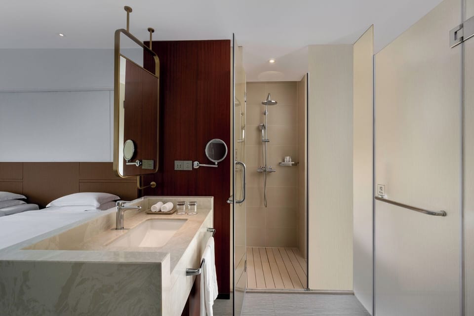 Deluxe Garden view Twin Room | Bathroom | Shower, rainfall showerhead, hair dryer, bathrobes