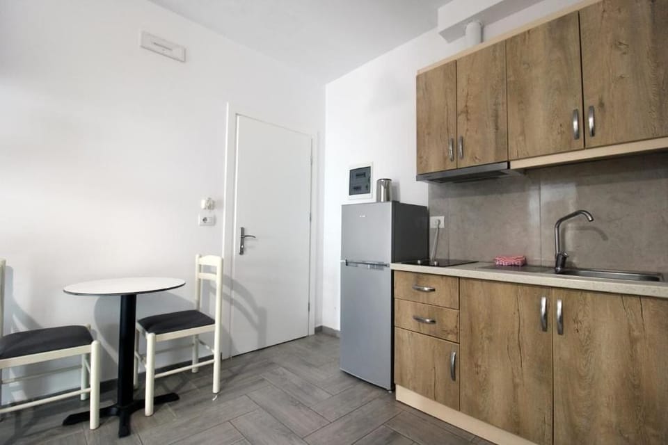 Apartment, Balcony, City View | Private kitchen | Fridge