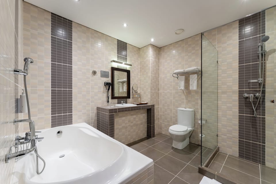 Junior Suite | Bathroom | Free toiletries, hair dryer, towels, soap