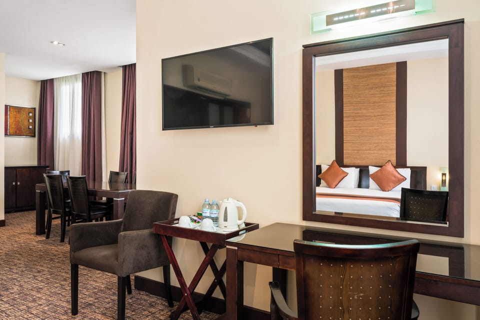 Club Suite | In-room safe, desk, laptop workspace, iron/ironing board