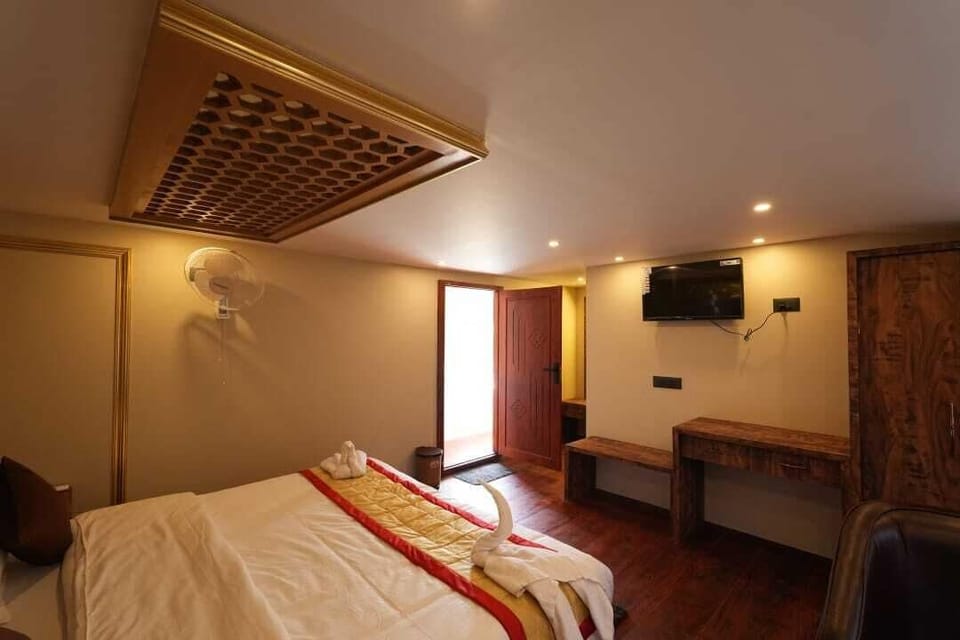 Deluxe Double Room, Lake View | Free WiFi
