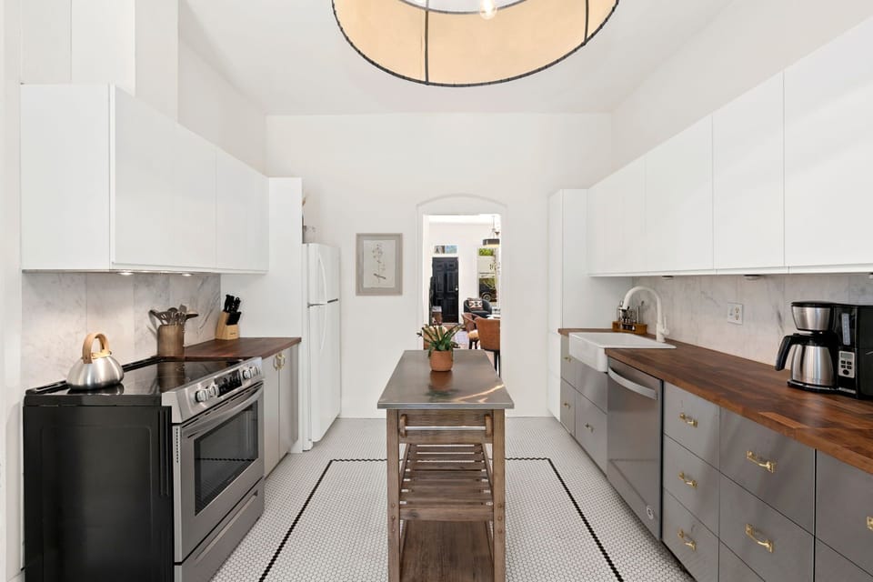 House, Multiple Beds, Hot Tub, Garden View (Little Luxe Retreat) | Private kitchen