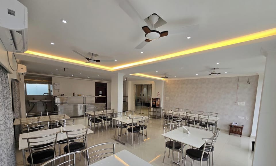 Deluxe Room | Dining