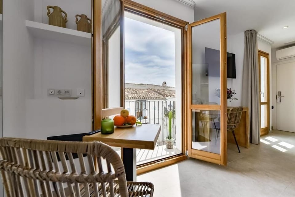 Standard Double Room, Balcony, Pool View | Interior
