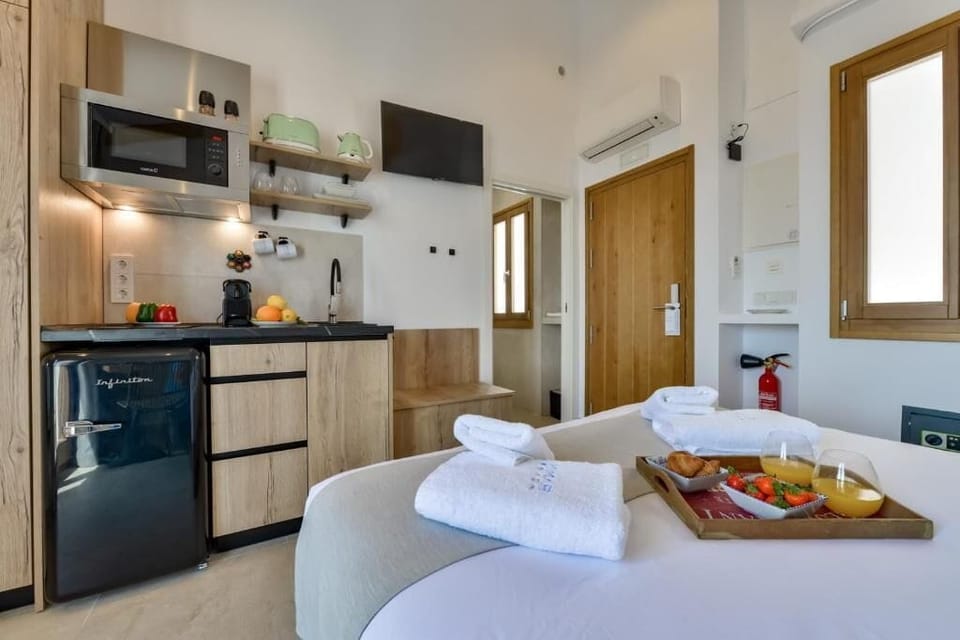 Superior Double Room, Balcony, Sea View | Private kitchen | Mini-fridge, microwave, stovetop, cookware/dishes/utensils