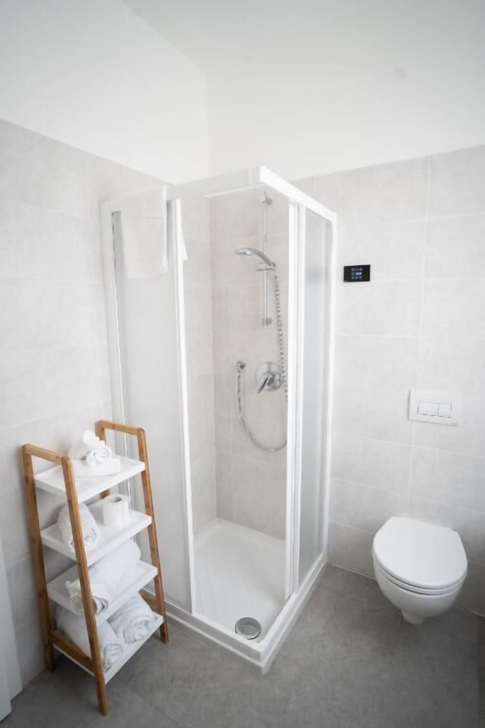 Apartment, Garden View | Bathroom | Shower, free toiletries, hair dryer, towels