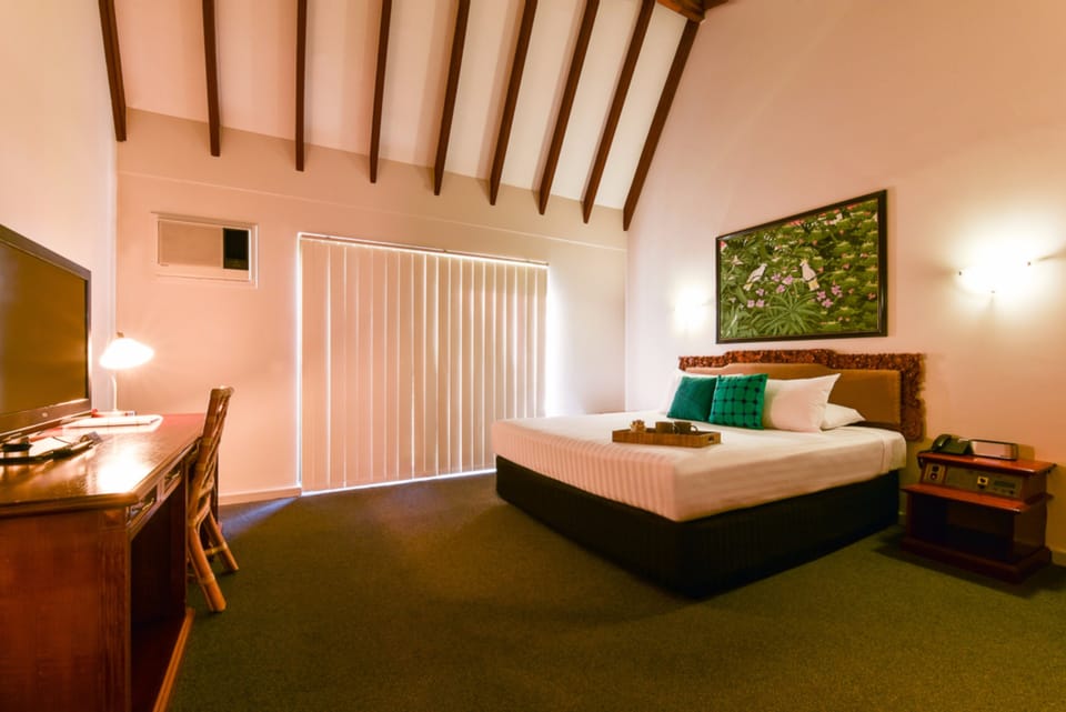 Deluxe King Room | Laptop workspace, blackout drapes, iron/ironing board, free WiFi