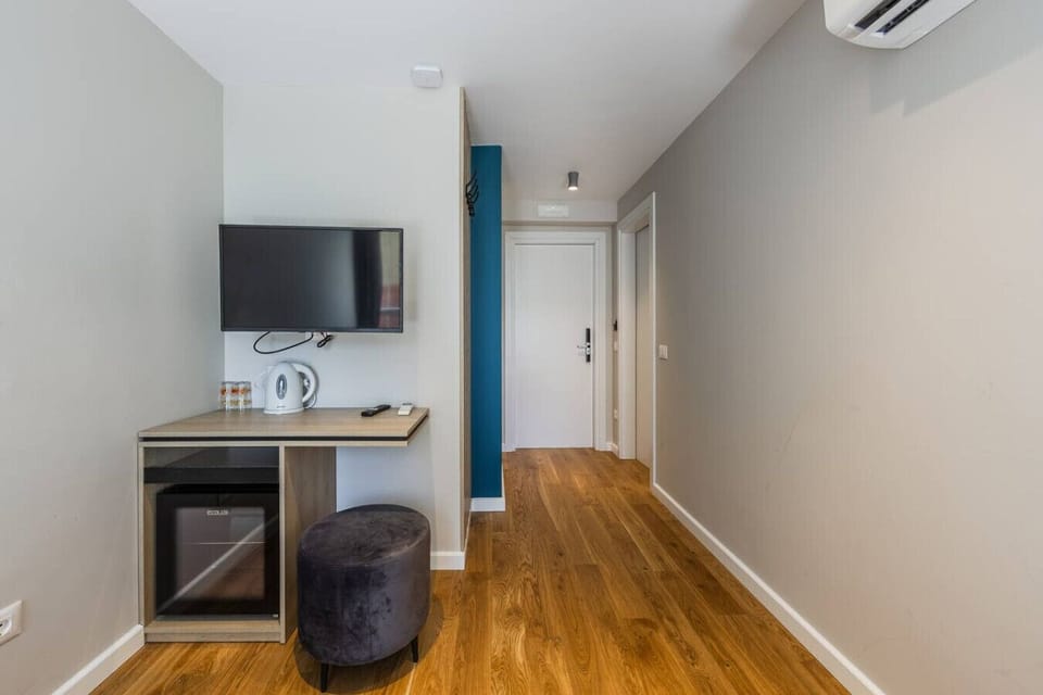 Bedroom with two single beds
