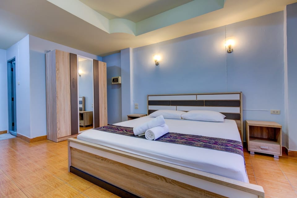 Superior Room | In-room safe, desk, free WiFi, bed sheets