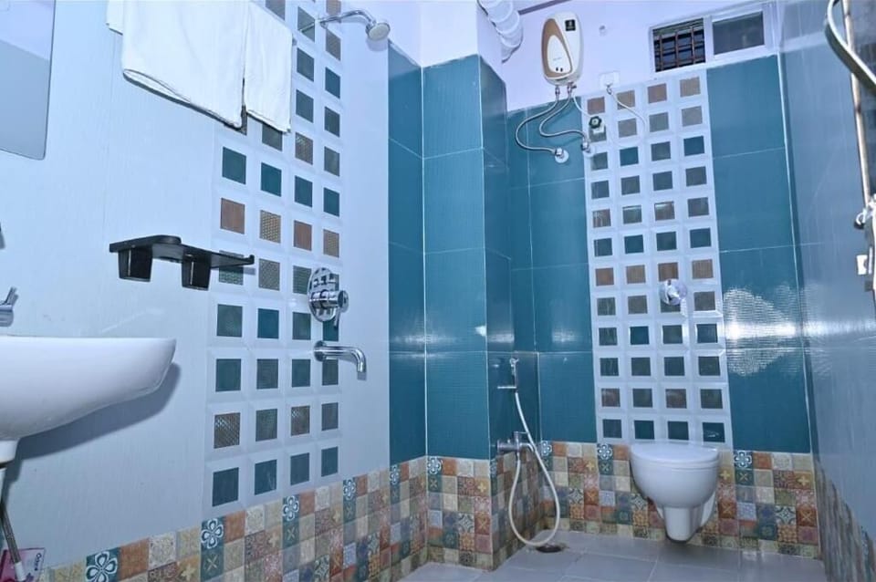 Shower, free toiletries, towels