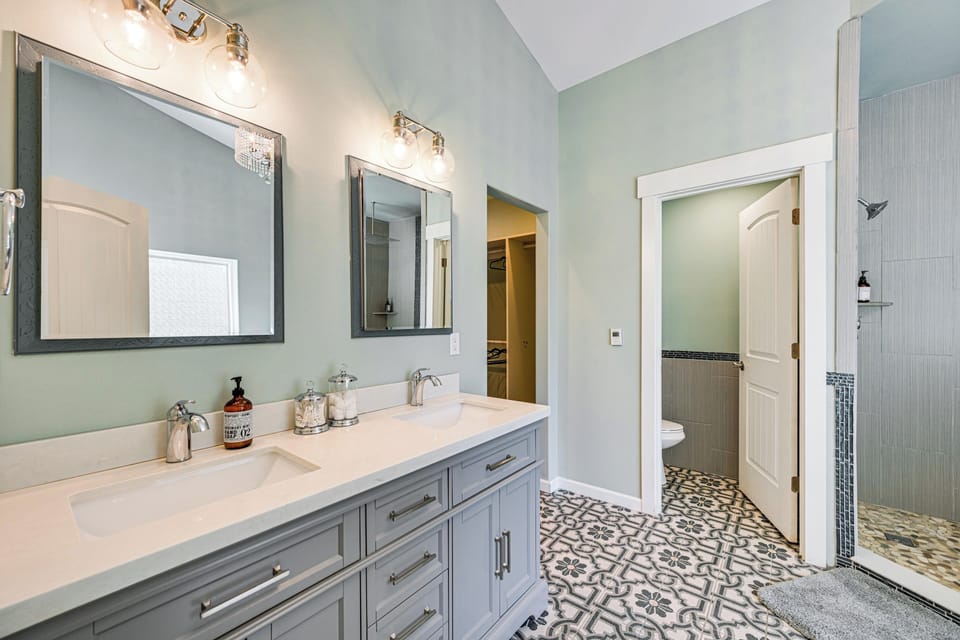 Private Beach & Hot Tub! Family Gem on Puget Sound Cottage in Puget Sound