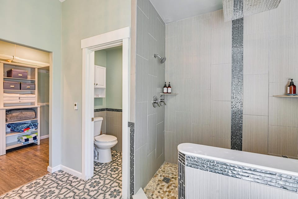 Private Beach & Hot Tub! Family Gem on Puget Sound Cottage in Puget Sound