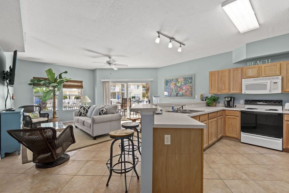 Condo, 1 Bedroom | Private kitchen | Fridge, oven, coffee/tea maker, toaster