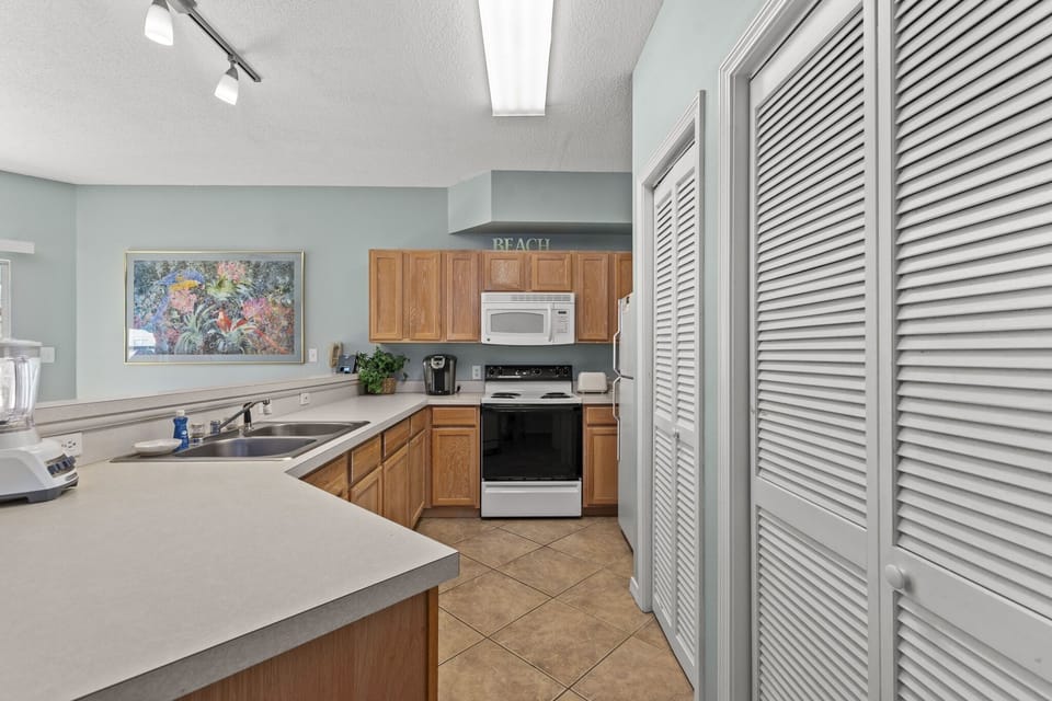 Condo, 1 Bedroom | Private kitchen | Fridge, oven, coffee/tea maker, toaster