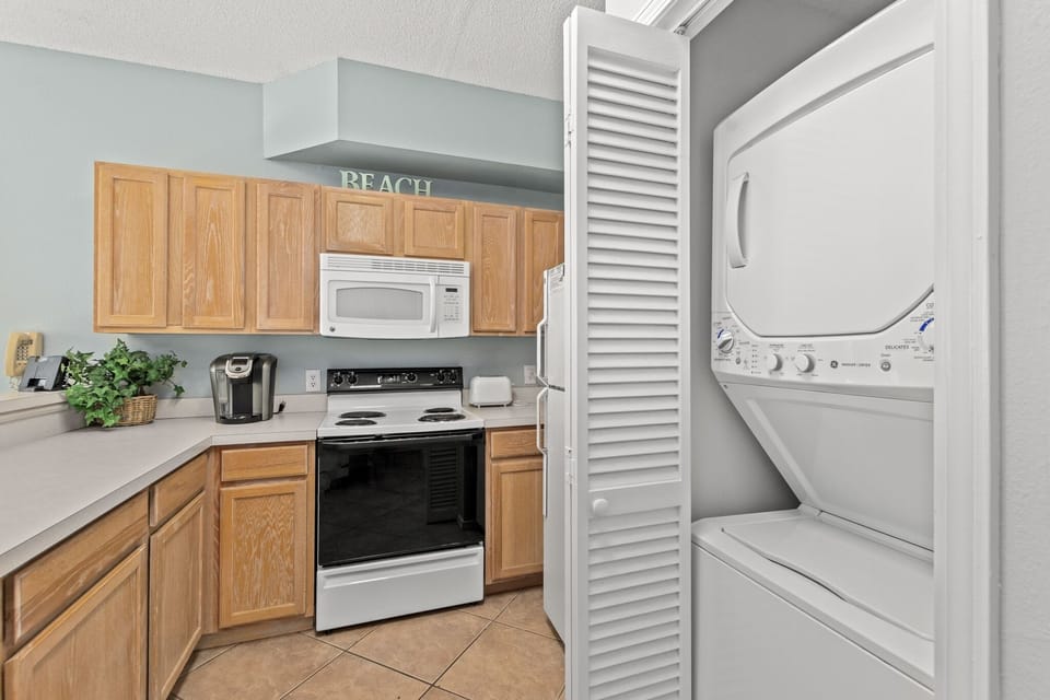 Condo, 1 Bedroom | Private kitchen | Fridge, oven, coffee/tea maker, toaster