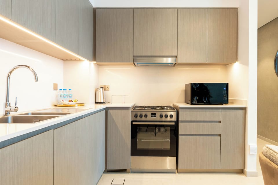 Apartment, City View | Private kitchen | Fridge, microwave, oven, stovetop