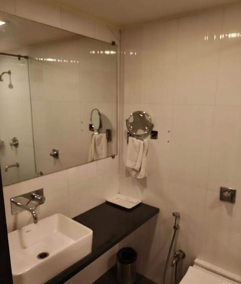 Deluxe Double Room, City View | Bathroom | Shower, free toiletries, towels