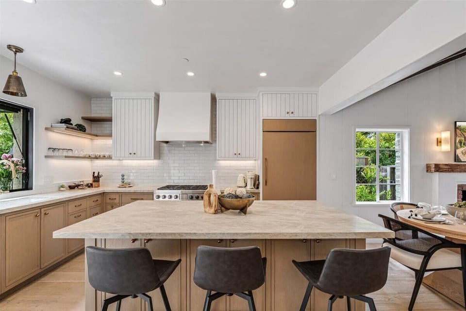 Beautiful Newly Renovated Kitchen