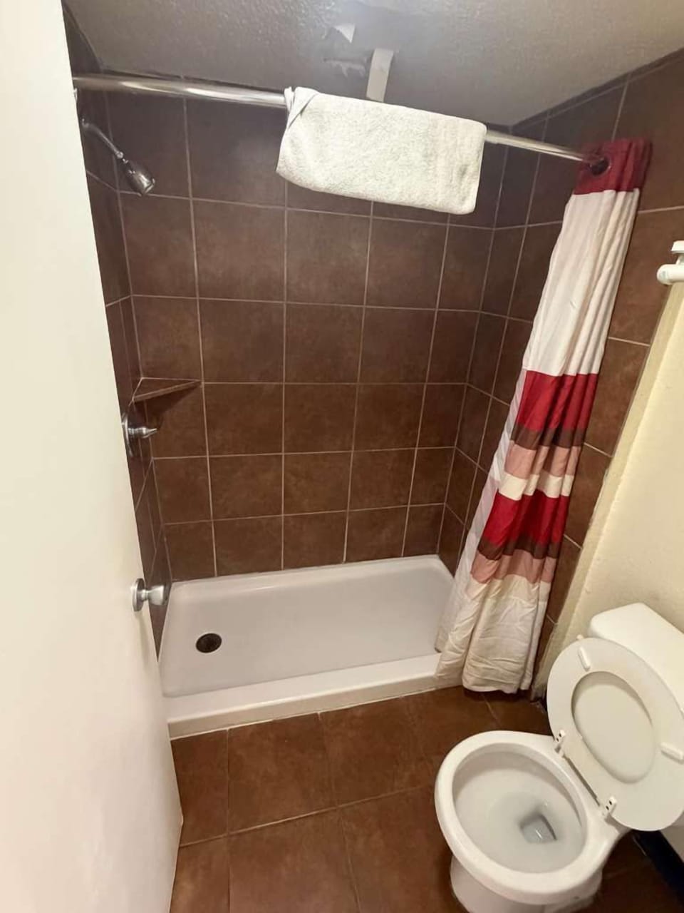 Standard Room, Bathtub Grab Bars, Non Smoking | Bathroom | Shower, free toiletries, hair dryer, towels