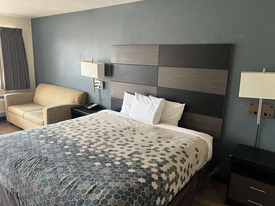 Desk, WiFi (free), bed sheets