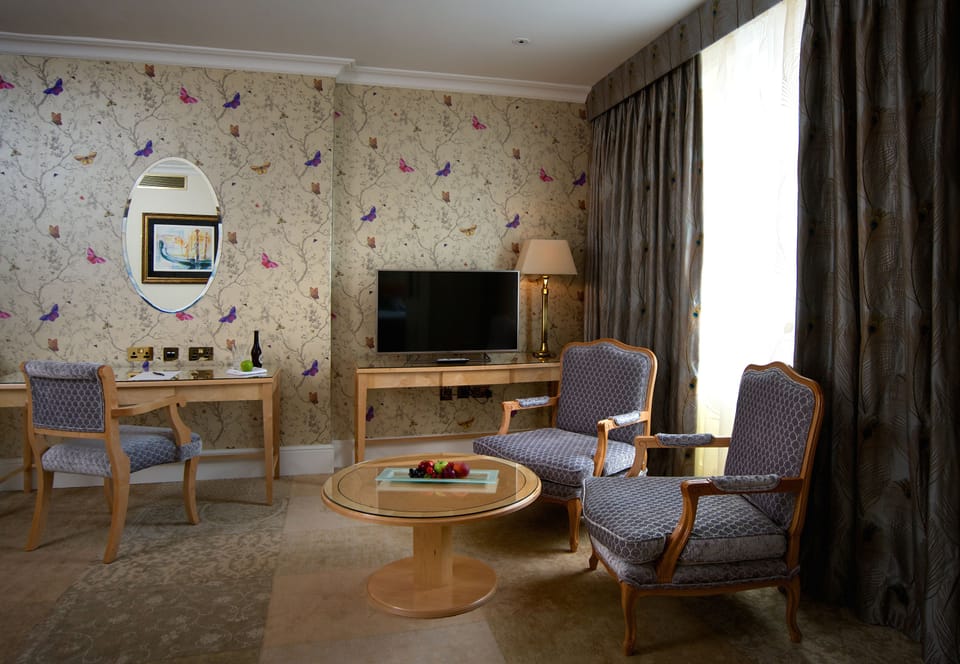 Deluxe Suite | Living area | Flat-screen TV