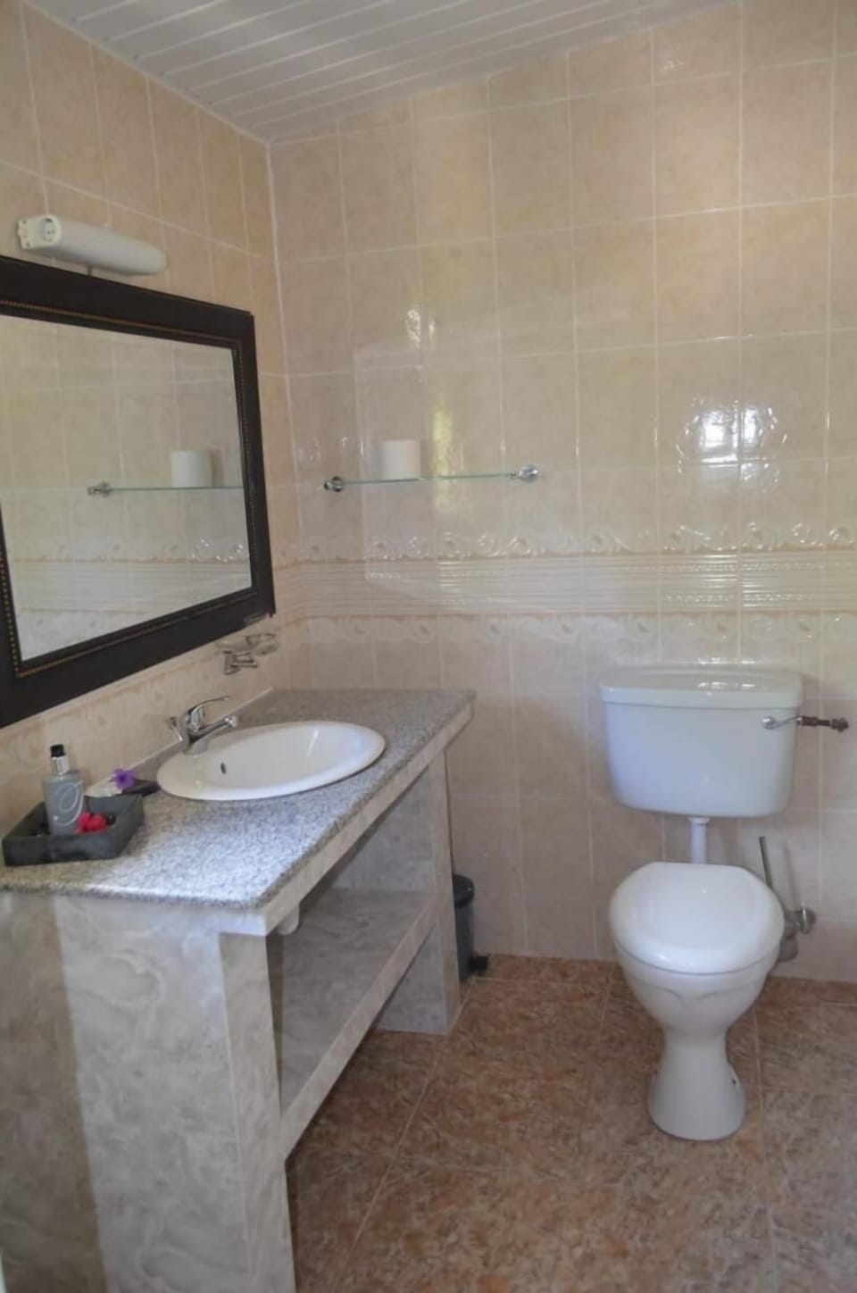 Shower, free toiletries, towels