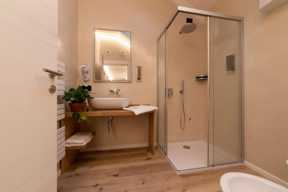 Apartment | Bathroom | Shower, free toiletries, hair dryer, bidet