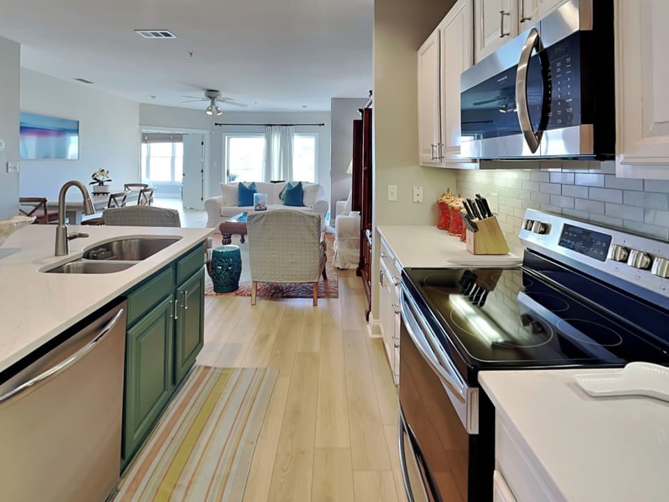 Open Kitchen w. Large Island