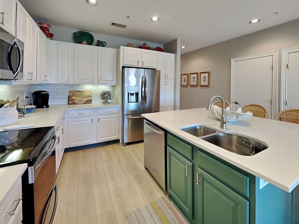 Spacious Full Kitchen w. Stainless Appliances