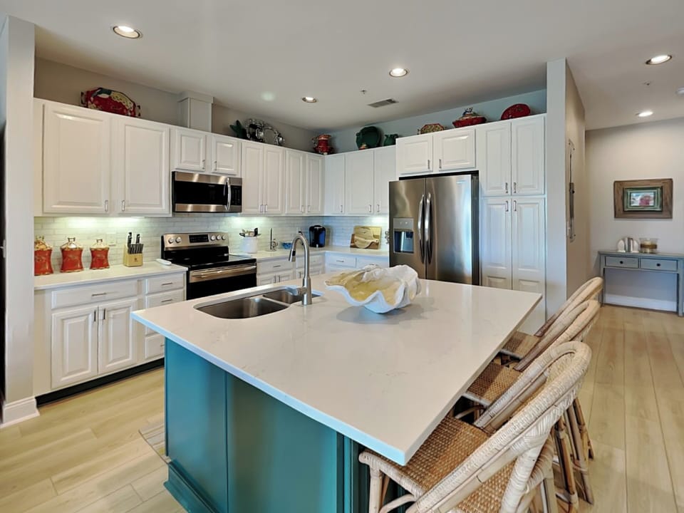 Full Kitchen w. Upgraded Appliances + Large Island