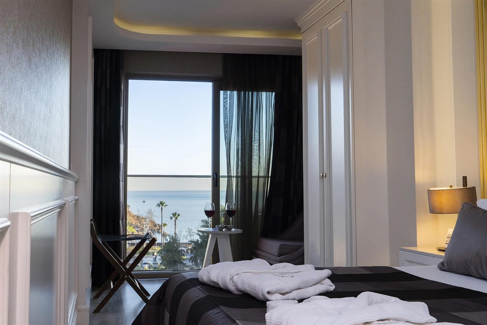 Frette Italian sheets, premium bedding, down comforters, minibar