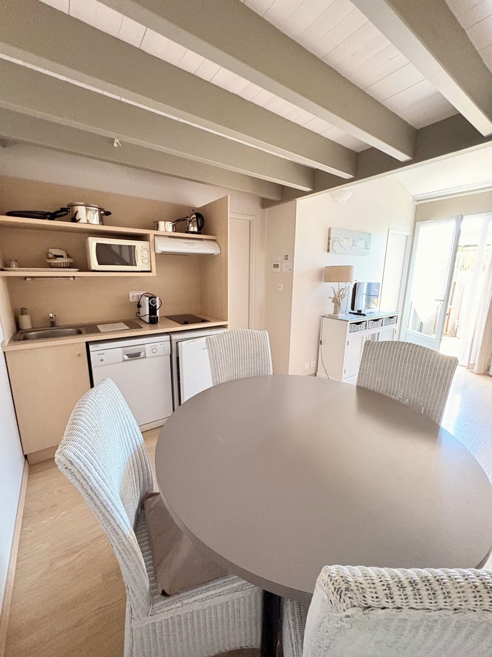 Family Apartment | Cribs/infant beds, rollaway beds, free WiFi, bed sheets
